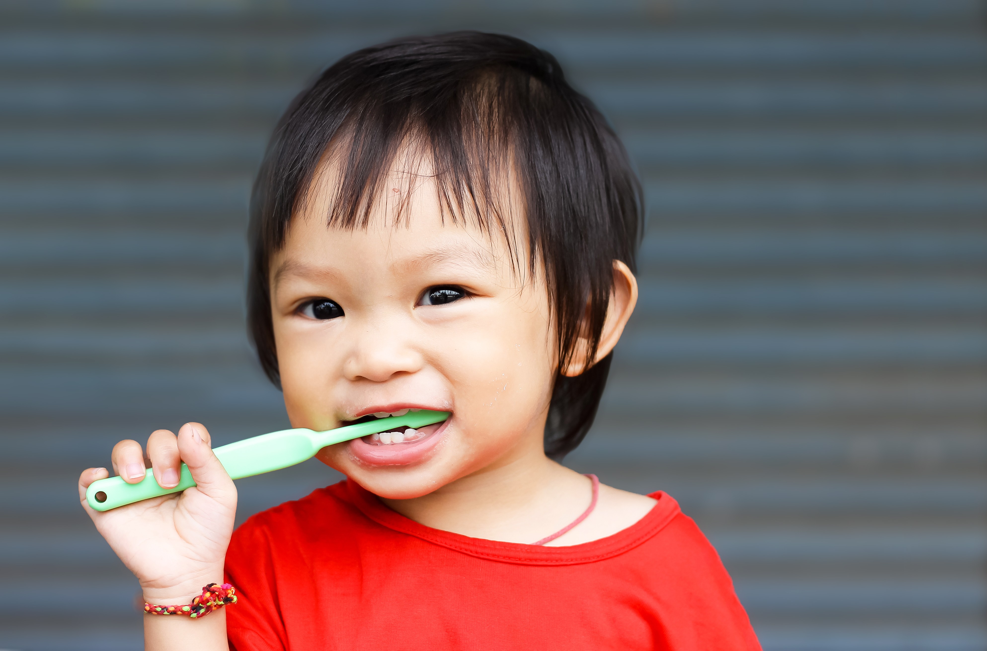 anak sering ngeces, penyebab anak ngeces, cara mengatasi anak ngeces, bayi ngeces berlebihan, ngeces karena tumbuh gigi, gangguan pencernaan anak, masalah oral motorik, cara merawat kesehatan mulut anak